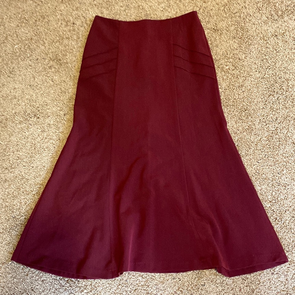 Avenue Collection skirt, grape vine like color